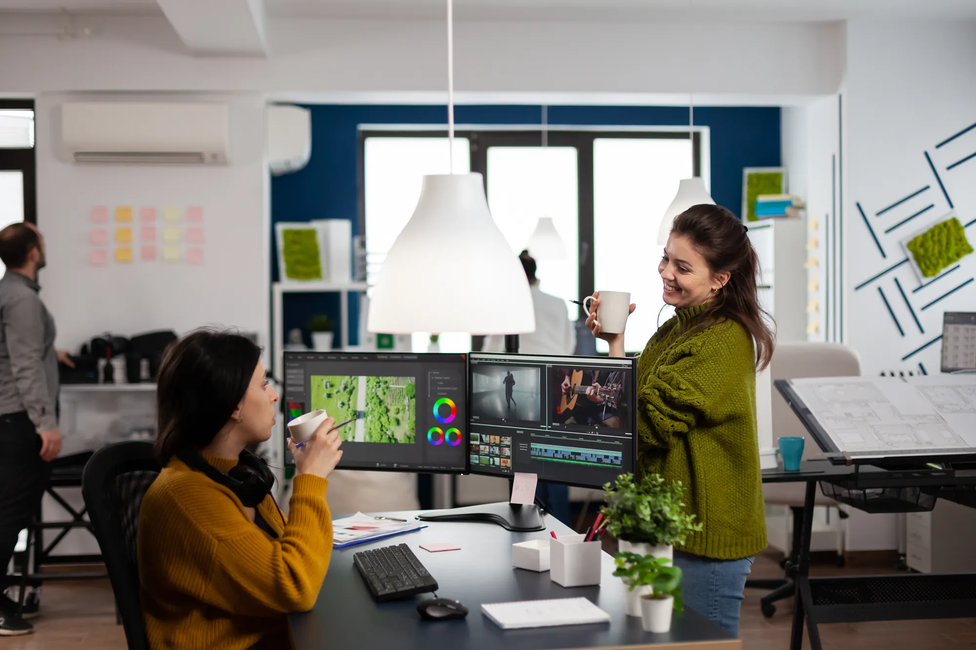 Equipo de Adaptive trabajando en su oficina de Barcelona
